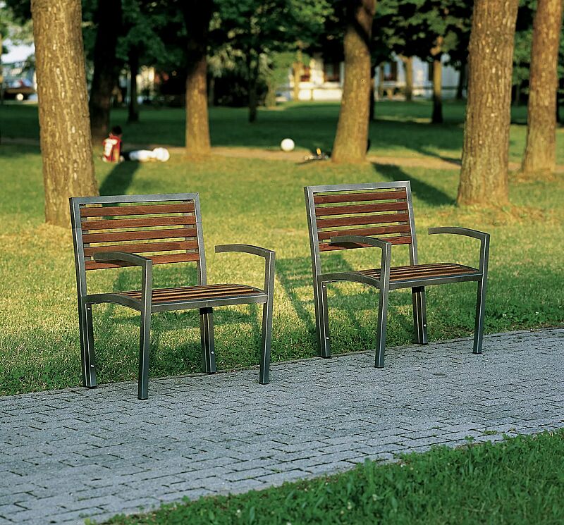 Sitzbänke CAMILLA mit Hartholzbelattung, mit Rücken- und Armlehnen, Stahlteile in RAL 7016 anthrazitgrau