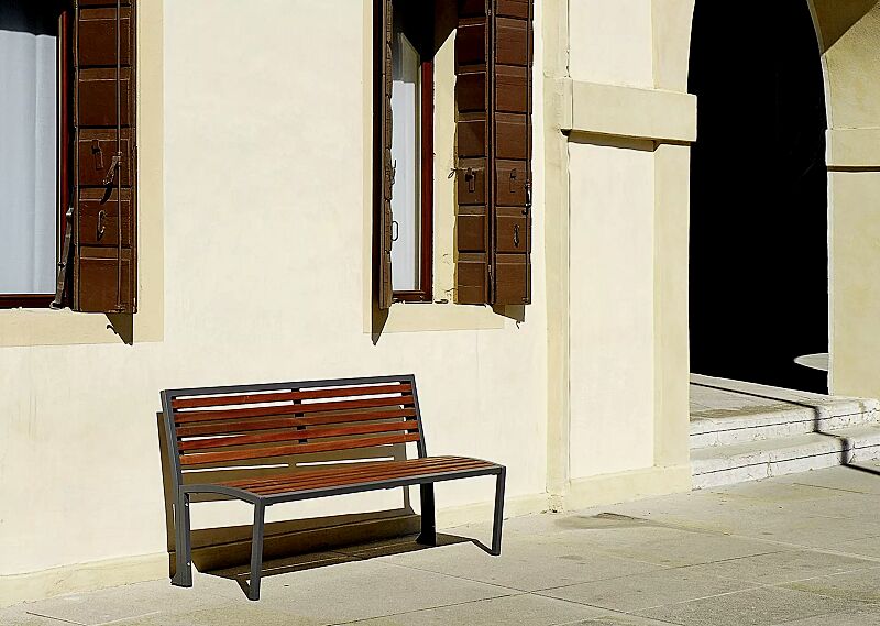 Sitzbank CAMILLA mit Hartholzbelattung, mit Rückenlehne, Stahlteile in RAL 7016 anthrazitgrau