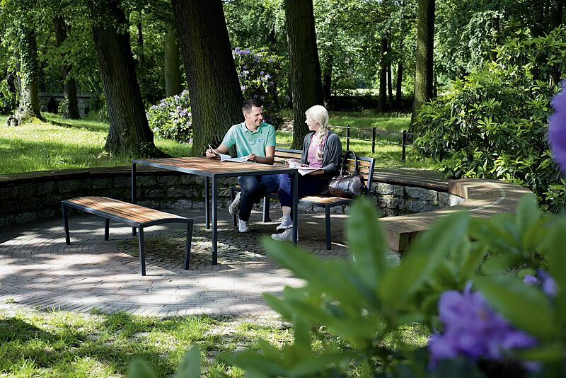 Sitzbänke CAMILLA ohne und mit Rückenlehne und Tisch CAMILLA, mit Hartholzbelattung, Stahlteile in RAL 7016 anthrazitgrau