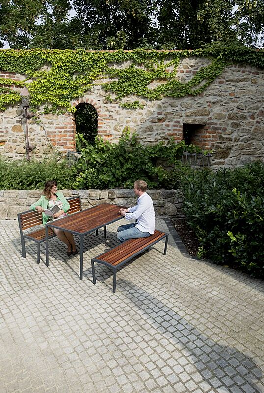 Sitzbänke CAMILLA ohne und mit Rückenlehne und Tisch CAMILLA, mit Hartholzbelattung, Stahlteile in RAL 7016 anthrazitgrau