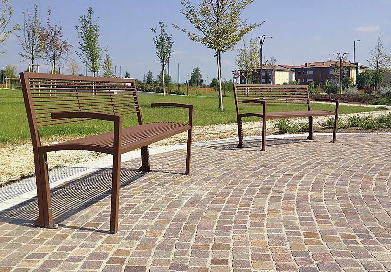 Sitzbank CAMILLA mit Rückenlehne und Armlehnen, aus CORTEN-Stahl