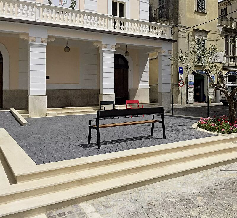 Sitzbank und Sitz CASTEO mit Rückenlehne und Armlehnen, mit Hartholzbelattung, Stahlteile in RAL 3000 feuerrot und RAL 9005 tiefschwarz