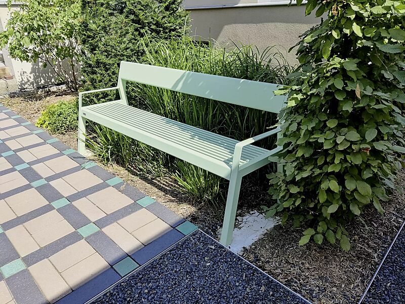 Sitzbank CASTEO mit Rückenlehne und Armlehnen, in RAL 6027 lichtgrün