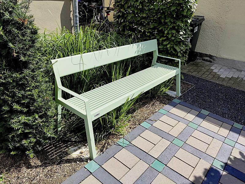 Sitzbank CASTEO mit Rückenlehne und Armlehnen, in RAL 6027 lichtgrün