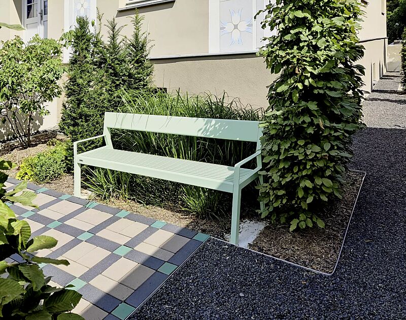 Sitzbank CASTEO mit Rückenlehne und Armlehnen, Stahlteile in RAL 6027 lichtgrün