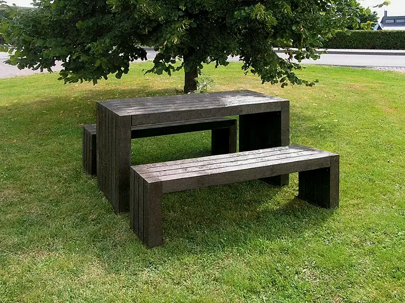 Kombinationsvorschlag: Bank-Tisch-Kombination CERMES aus Recycling-Kunststoff in braun, bestehend aus einem Tisch und zwei Sitzbänken