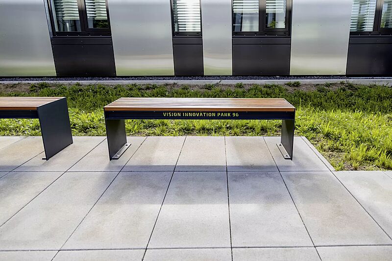 sitzbank-cima__shoKAT0069914 Sitzbank CIMA ohne Rückenlehne, mit Laserschriftzug, mit Hartholzbelattung, Stahlteile in RAL 7016 anthrazitgrau