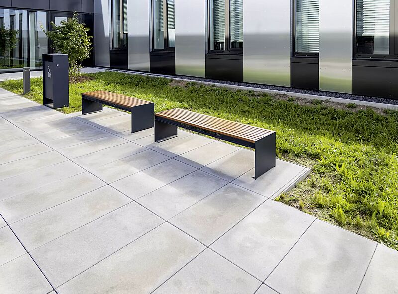 sitzbank-cima__shoKAT0069916 Sitzbank CIMA ohne Rückenlehne, mit Laserschriftzug, mit Hartholzbelattung, Stahlteile in RAL 7016 anthrazitgrau, Abfallbehälter RADIUM