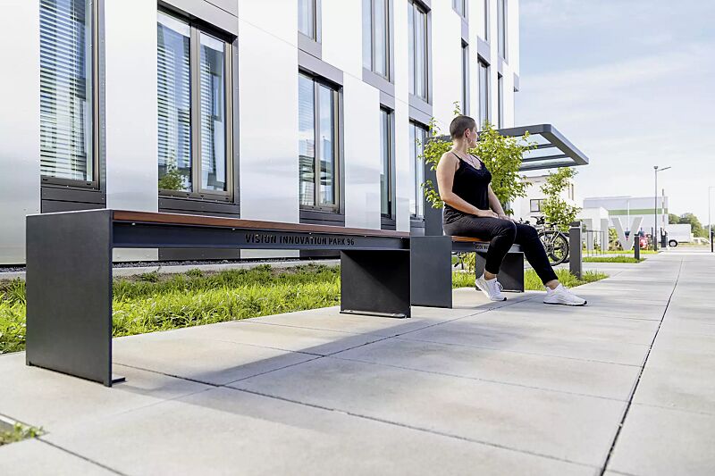 sitzbank-cima__shoKAT0069917 Sitzbank CIMA ohne Rückenlehne, mit Laserschriftzug, mit Hartholzbelattung, Stahlteile in RAL 7016 anthrazitgrau