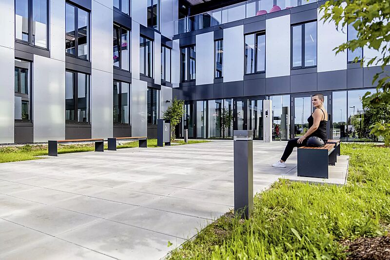 sitzbank-cima__shoKAT0069918 Sitzbank CIMA ohne Rückenlehne, mit Laserschriftzug, mit Hartholzbelattung, Stahlteile in RAL 7016 anthrazitgrau, Abfallbehälter RADIUM