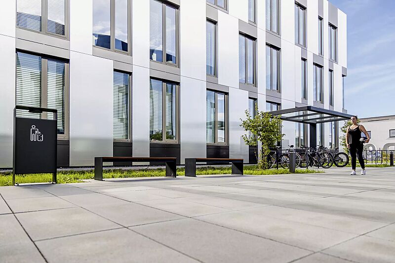 sitzbank-cima__shoKAT0069919 Sitzbank CIMA ohne Rückenlehne, mit Laserschriftzug, mit Hartholzbelattung, Stahlteile in RAL 7016 anthrazitgrau, Abfallbehälter RADIUM sowie Fahrradüberdachung PURE und Anlehnbügel UTAH