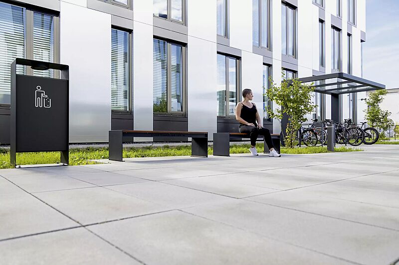 sitzbank-cima__shoKAT0069923 Sitzbank CIMA ohne Rückenlehne, mit Laserschriftzug, mit Hartholzbelattung, Stahlteile in RAL 7016 anthrazitgrau, Abfallbehälter RADIUM sowie Fahrradüberdachung PURE und Anlehnbügel UTAH