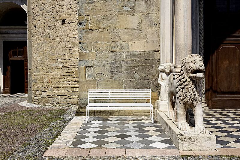 Sitzbank CORTINA mit Rückenlehne, zum freien Aufstellen, Breite 1800 mm, in RAL 9003 signalweiß