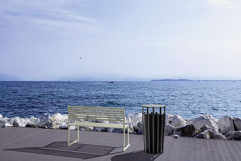 sitzbank-cortina__shoKAT0070398 Sitzbank CORTINA mit Rückenlehne, zum freien Aufstellen, in RAL 9003 signalweiß und Abfallbehälter CORTINA, mit Schutzdach, in RAL 7024 graphitgrau