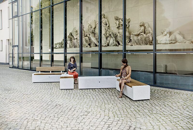 Sitzbänke DEMETRA mit und ohne Rückenlehne, aus Beton, teilweise mit Okouméholzbelattung, in Granitoptik weiß