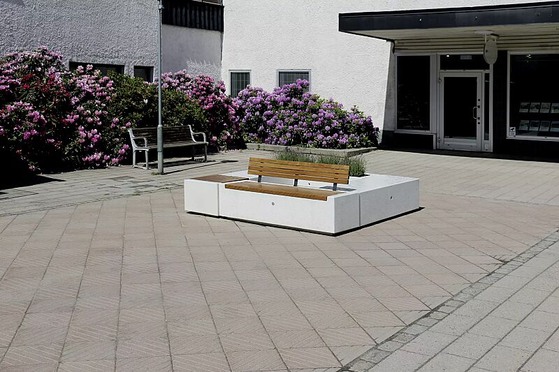 sitzbank-demetra__shoKAT0056752 Sitzbänke DEMETRA mit und ohne Rückenlehne, aus Beton, teilweise mit Okouméholzbelattung, in Granitoptik weiß sowie Pflanzbehälter KUBB