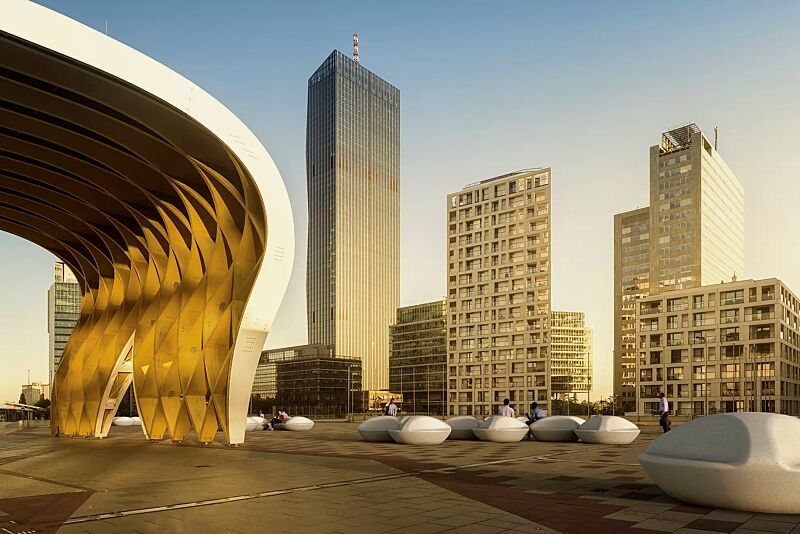 Sitzbank DNA aus Beton, in Granitoptik weiß