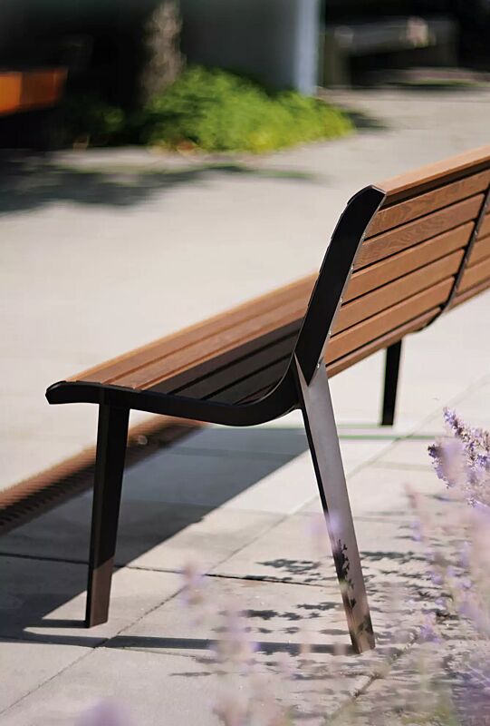 sitzbank-emau__shoKAT0064783 Sitzbank EMAU mit Rückenlehne, mit Jatobaholzbelattung, Unterkonstruktion in RAL 7016 anthrazitgrau (auf Anfrage)