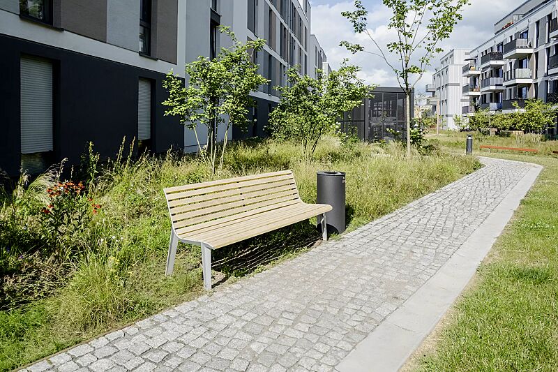 sitzbank-emau__shoKAT0077154 Sitzbank EMAU mit Rückenlehne, mit Robinienholzbelattung, sowie Abfallbehälter NORANDA