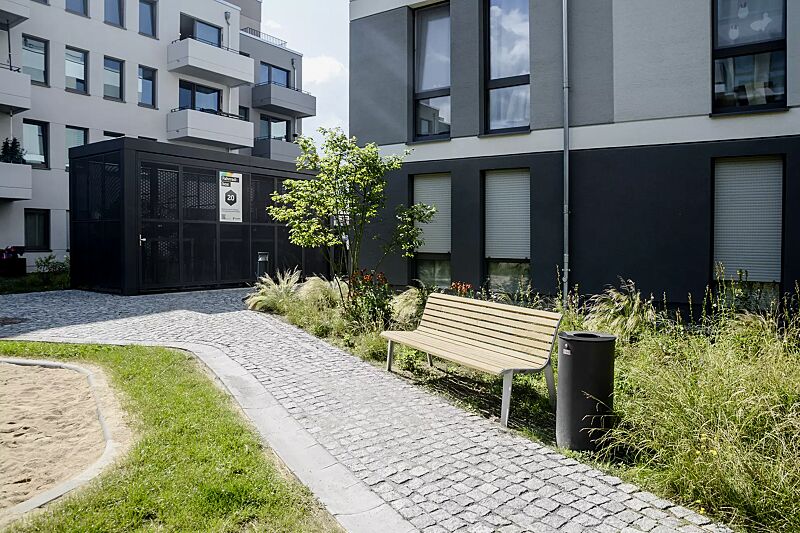 sitzbank-emau__shoKAT0077155 Sitzbank EMAU mit Rückenlehne, mit Robinienholzbelattung, sowie Abfallbehälter NORANDA