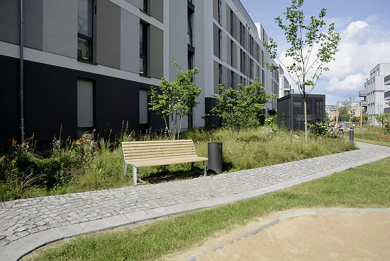 sitzbank-emau__shoKAT0077156 Sitzbank EMAU mit Rückenlehne, mit Robinienholzbelattung, sowie Abfallbehälter NORANDA