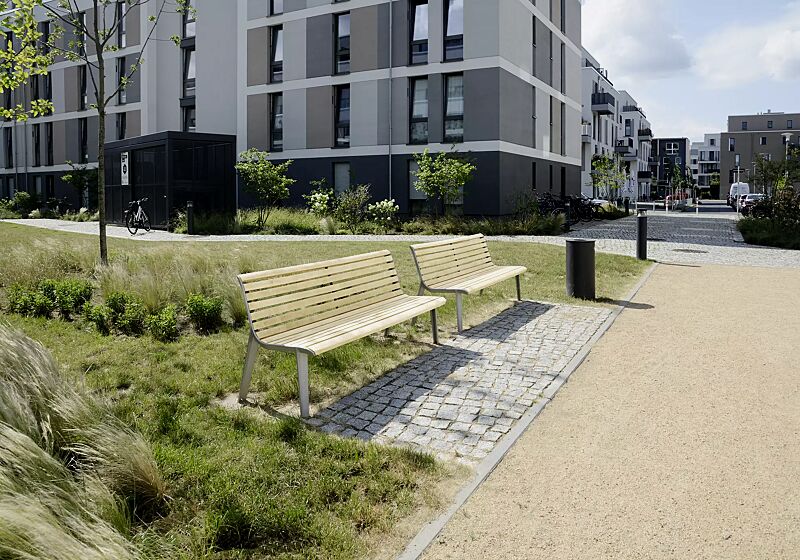 sitzbank-emau__shoKAT0077157 Sitzbank EMAU mit Rückenlehne, mit Robinienholzbelattung, sowie Abfallbehälter NORANDA