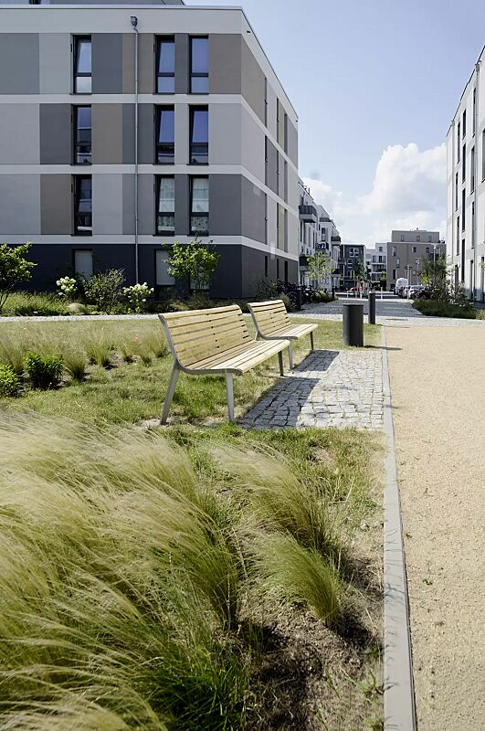 sitzbank-emau__shoKAT0077158 Sitzbank EMAU mit Rückenlehne, mit Robinienholzbelattung, sowie Abfallbehälter NORANDA