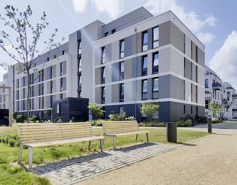 sitzbank-emau__shoKAT0077159 Sitzbank EMAU mit Rückenlehne, mit Robinienholzbelattung, sowie Abfallbehälter NORANDA