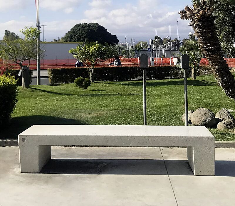 Sitzbank ERACLEA ohne Rückenlehne, aus Beton, Sitzfläche geschliffen, in Granitoptik weiß