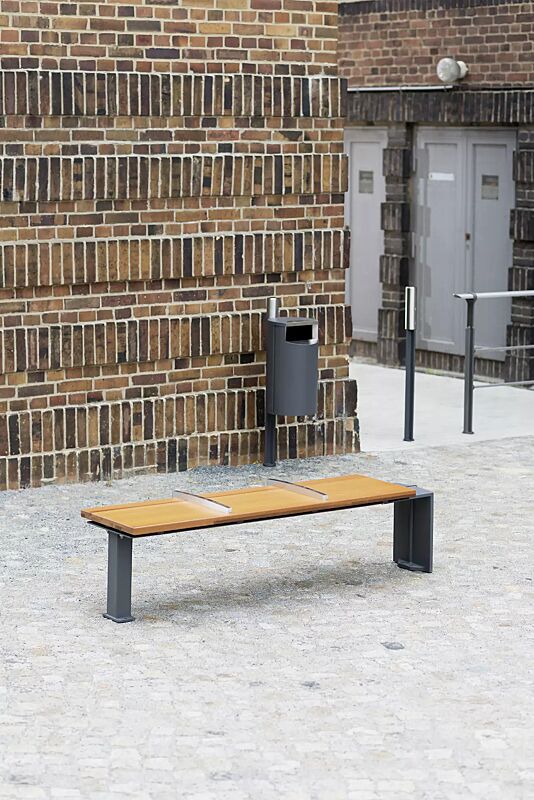 Kollektion EVEOLE bestehend aus Sitzbank, Abfallbehälter, Poller und Systemgeländer