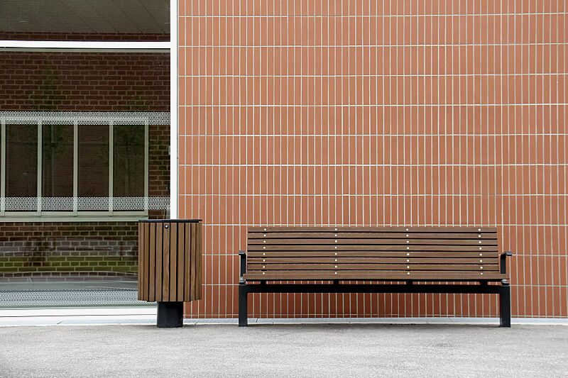 Sitzbank FJORDPARK mit Rückenlehne und Armlehnen, Stahlteile in RAL 9005 tiefschwarz