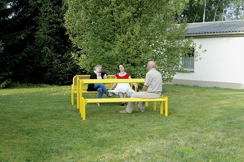Sitzbänke GLURNS ohne und mit Rückenlehne Tisch GLURNS, in RAL 1018 zinkgelb