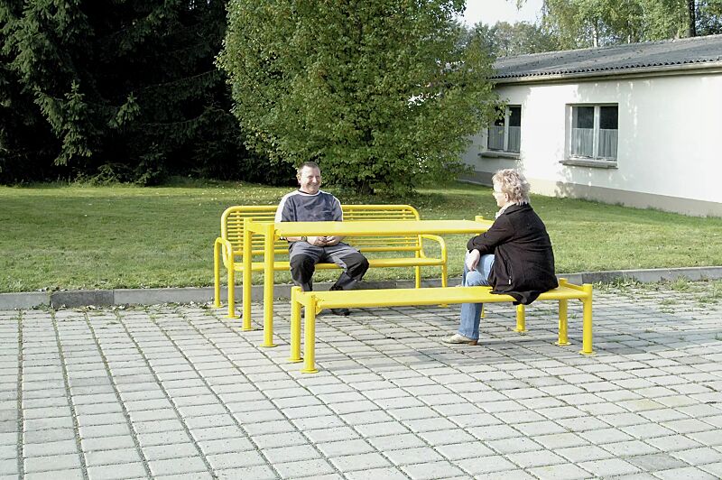 Sitzbänke GLURNS ohne und mit Rückenlehne Tisch GLURNS, in RAL 1018 zinkgelb