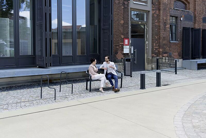 sitzbank-imawa__shoKAT0055525 Kollektion IMAWA bestehend aus Sitzbank, Abfallbehälter, Anlehnbügel, Poller und Systemgeländer