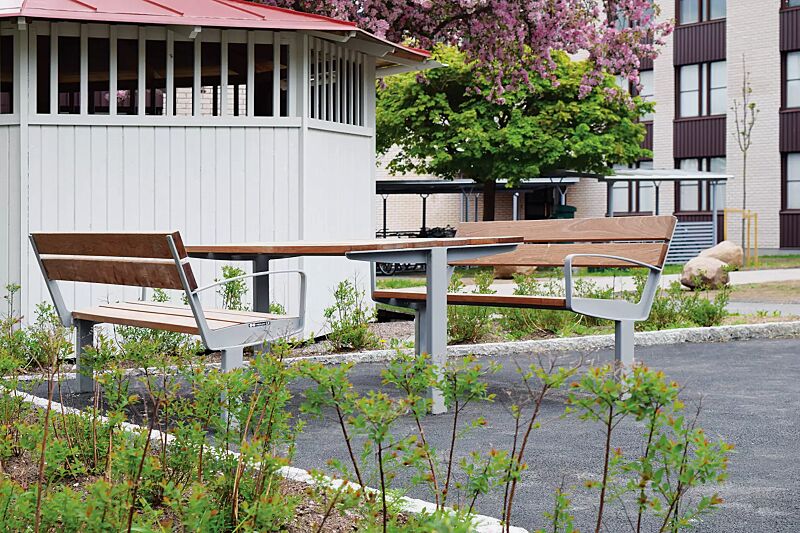 sitzbank-intervera__shoKAT0056674 Sitzbank INTERVERA mit Jatobaholzbelattung, Stahlteile in RAL 9006 weißaluminium und Tisch mit Jatobaholzbelattung