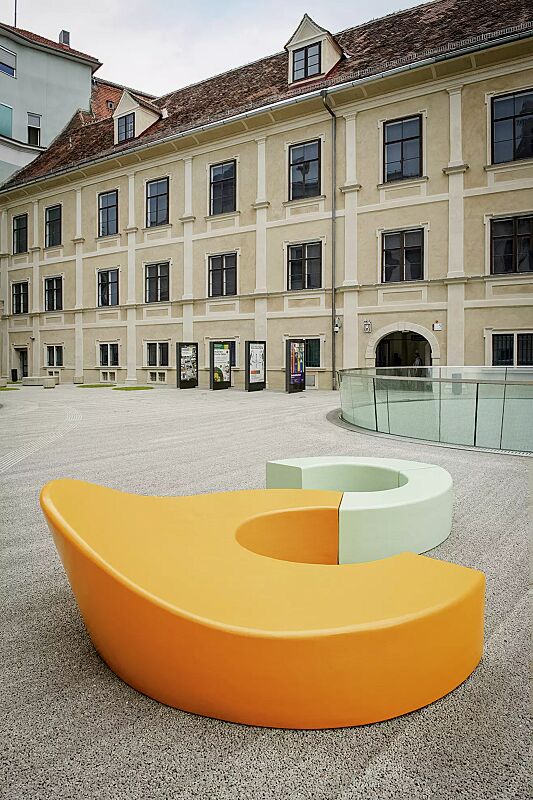 sitzbank-joa__shoKAT0068170 Sitzbank JOA big in RAL 1033 dahliengelb und 2 x Sitzbank JOA small in RAL 6019 weißgrün