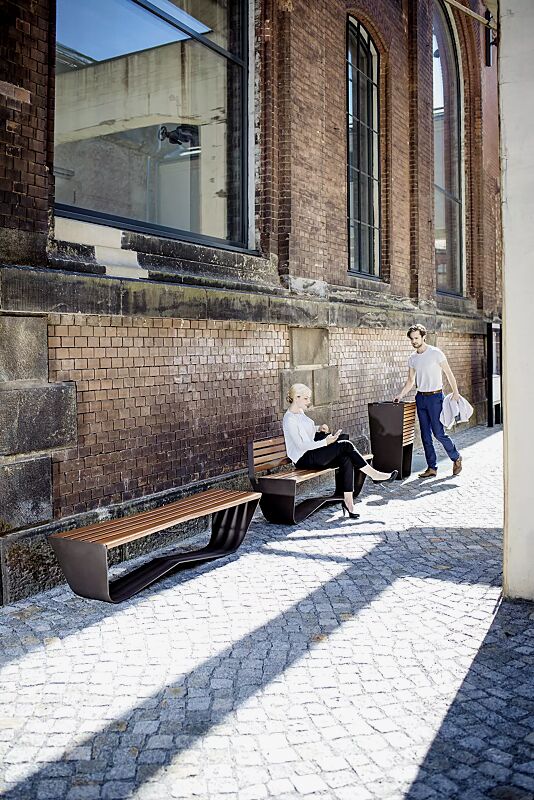 Kollektion KARMA bestehend aus Sitzbank und Abfallbehälter, Stahlteile in RAL 7016 anthrazitgrau