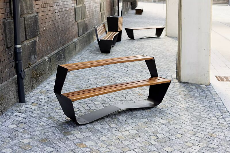 Kollektion KARMA bestehend aus Tisch, Sitzbank und Abfallbehälter