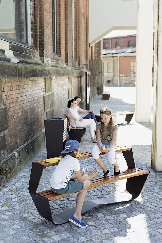 Kollektion KARMA bestehend aus Tisch, Sitzbank und Abfallbehälter