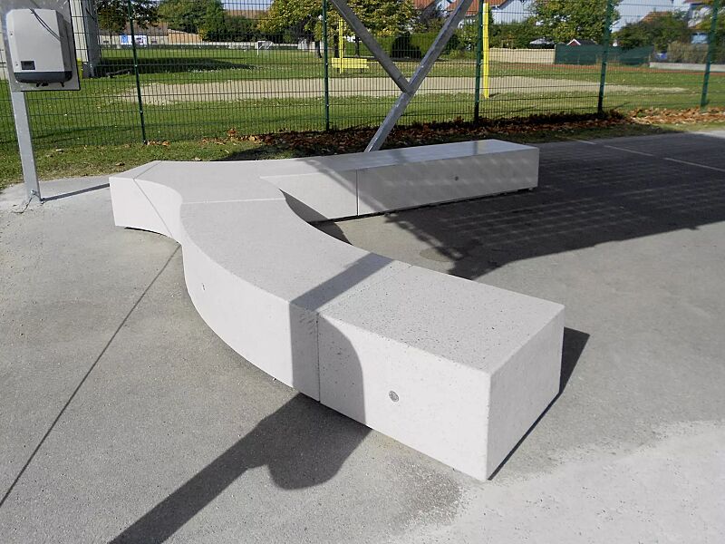 sitzbank-kubb__shoKAT0056320 Sitzbank KUBB bestehend aus CROSS KUBB, CURVED KUBB, MONO KUBB und MID KUBB, aus Beton, Sitzfläche geschliffen, in Granitoptik weiß