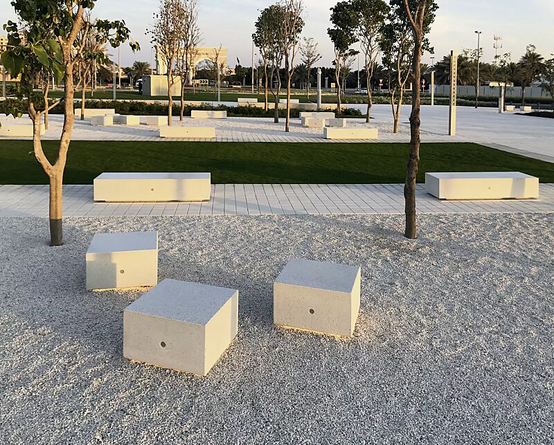 sitzbank-kubb__shoKAT0056759 Sitzbank MONO KUBB und MID KUBB aus Beton, Sitzfläche geschliffen, in Granitoptik weiß