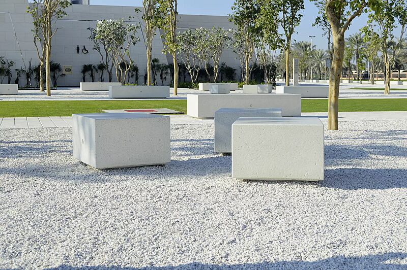 sitzbank-kubb__shoKAT0056844 Sitzbank MONO KUBB und DOUBLE KUBB aus Beton, Sitzfläche geschliffen, in Granitoptik weiß