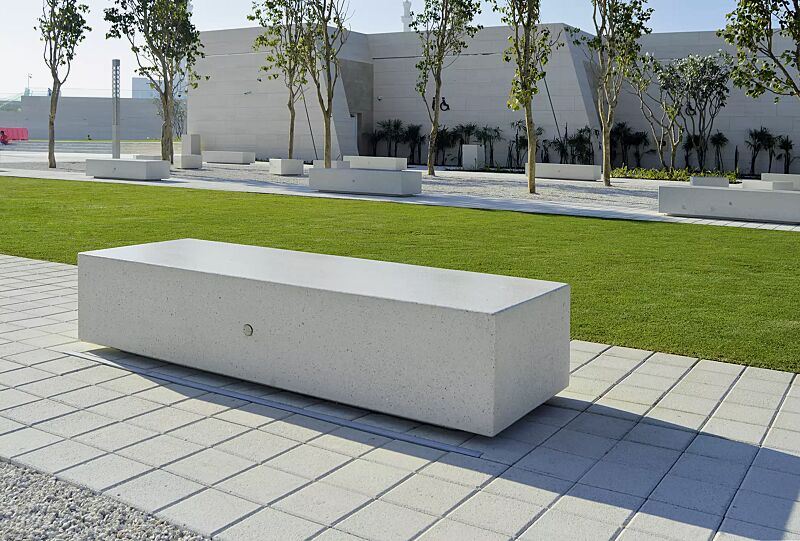 sitzbank-kubb__shoKAT0056847 Sitzbank DOUBLE KUBB und MONO KUBB aus Beton, Sitzfläche geschliffen, in Granitoptik weiß