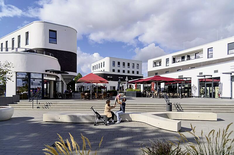 sitzbank-kubb__shoKAT0075390 Sitzbank KUBB bestehend aus CROSS KUBB, CURVED KUBB und DOUBLE KUBB, aus Beton, Sitzfläche geschliffen, in Granitoptik weiß