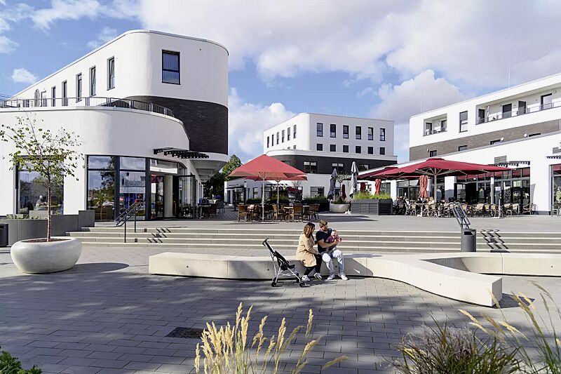 sitzbank-kubb__shoKAT0075391 Sitzbank KUBB bestehend aus CROSS KUBB, CURVED KUBB und DOUBLE KUBB, aus Beton, Sitzfläche geschliffen, in Granitoptik weiß sowie Pflanzbehälter GIOVE und Abfallbehälter CIMA