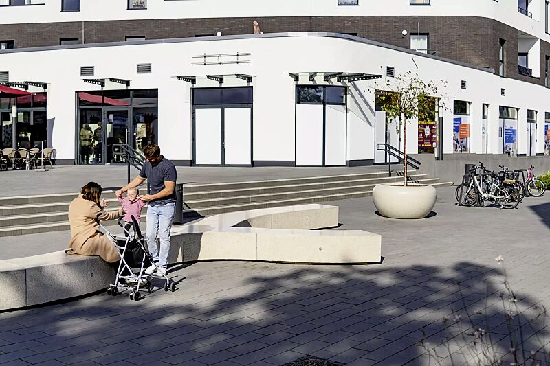 sitzbank-kubb__shoKAT0075392 Sitzbank KUBB bestehend aus CROSS KUBB, CURVED KUBB und DOUBLE KUBB, aus Beton, Sitzfläche geschliffen, in Granitoptik weiß sowie Pflanzbehälter GIOVE, Anlehnbügel ELK und Abfallbehälter CIMA