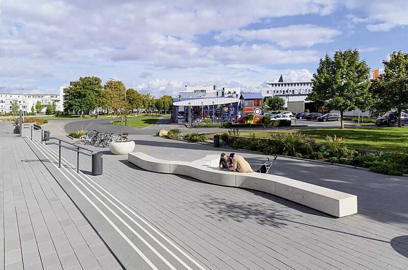 sitzbank-kubb__shoKAT0075396 Sitzbank KUBB bestehend aus CROSS KUBB, CURVED KUBB und DOUBLE KUBB, aus Beton, Sitzfläche geschliffen, in Granitoptik weiß sowie Pflanzbehälter GIOVE, Anlehnbügel ELK und Abfallbehälter CIMA