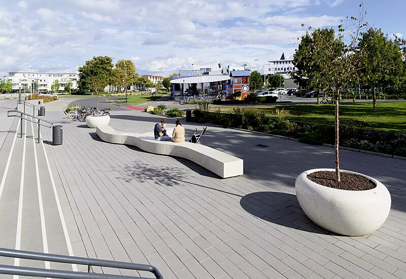 sitzbank-kubb__shoKAT0075397 Sitzbank KUBB bestehend aus CROSS KUBB, CURVED KUBB und DOUBLE KUBB, aus Beton, Sitzfläche geschliffen, in Granitoptik weiß sowie Pflanzbehälter GIOVE, Anlehnbügel ELK und Abfallbehälter CIMA