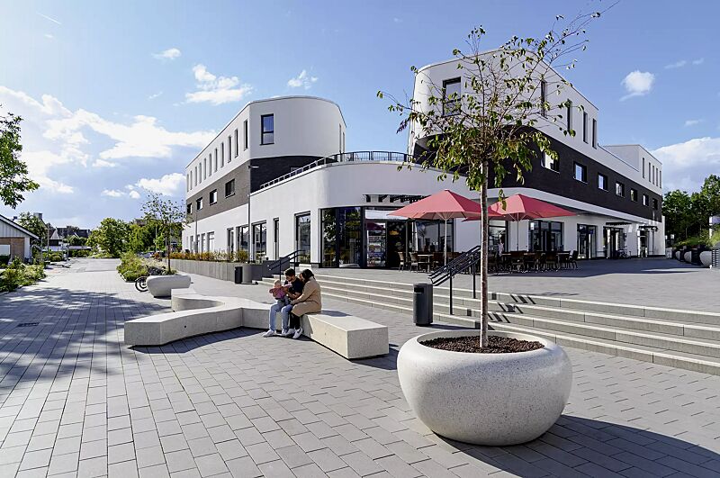 sitzbank-kubb__shoKAT0075400 Sitzbank KUBB bestehend aus CROSS KUBB, CURVED KUBB und DOUBLE KUBB, aus Beton, Sitzfläche geschliffen, in Granitoptik weiß sowie Pflanzbehälter GIOVE, Anlehnbügel ELK und Abfallbehälter CIMA