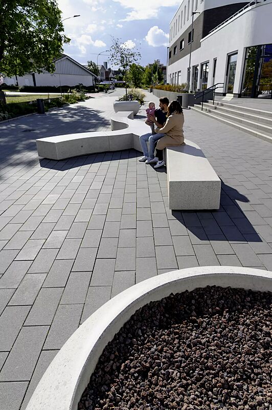 sitzbank-kubb__shoKAT0075402 Sitzbank KUBB bestehend aus CROSS KUBB, CURVED KUBB und DOUBLE KUBB, aus Beton, Sitzfläche geschliffen, in Granitoptik weiß sowie Pflanzbehälter GIOVE